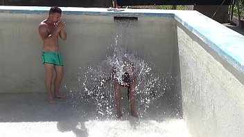 Dos hermanos se ponen a jugar en pelotas con el agua que llena su piscina en Valencia