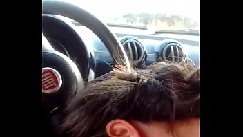 Chupando o amante no carro enquanto o namorado dela trabalha