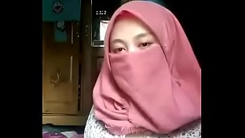 ABG Jilbab Pendatang Baru Show Titit
