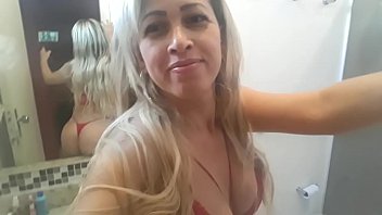 Mirella no Rio de Janeiro aprontando no banheiro
