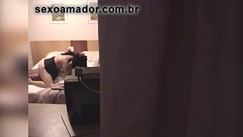 Garoto faz sexo com a namorada na cama dos pais e grava vídeo com câmera escondida