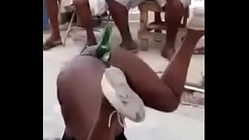 Africana dançando e piscando a buceta com uma garrafa de heineken dentro.