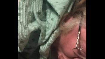Coroa mamando na cama do hospital
