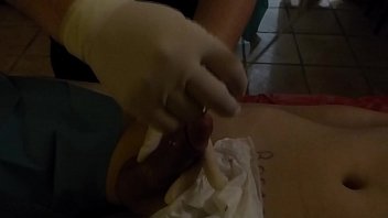 Un jeune soumis de 20 ans subit une dilatation d’urètre par Maîtresse Gamora