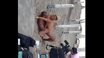 Safada em público gravando porno
