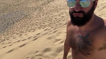 Paja en publico en las dunas de Maspalomas